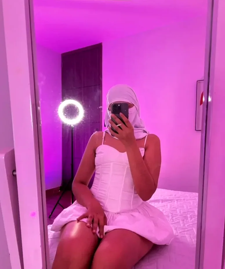 Manuela, 23